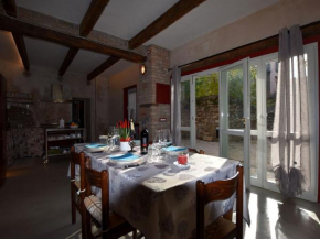 Ancient renovated farmstead with private equipped garden Only 3km from the lake